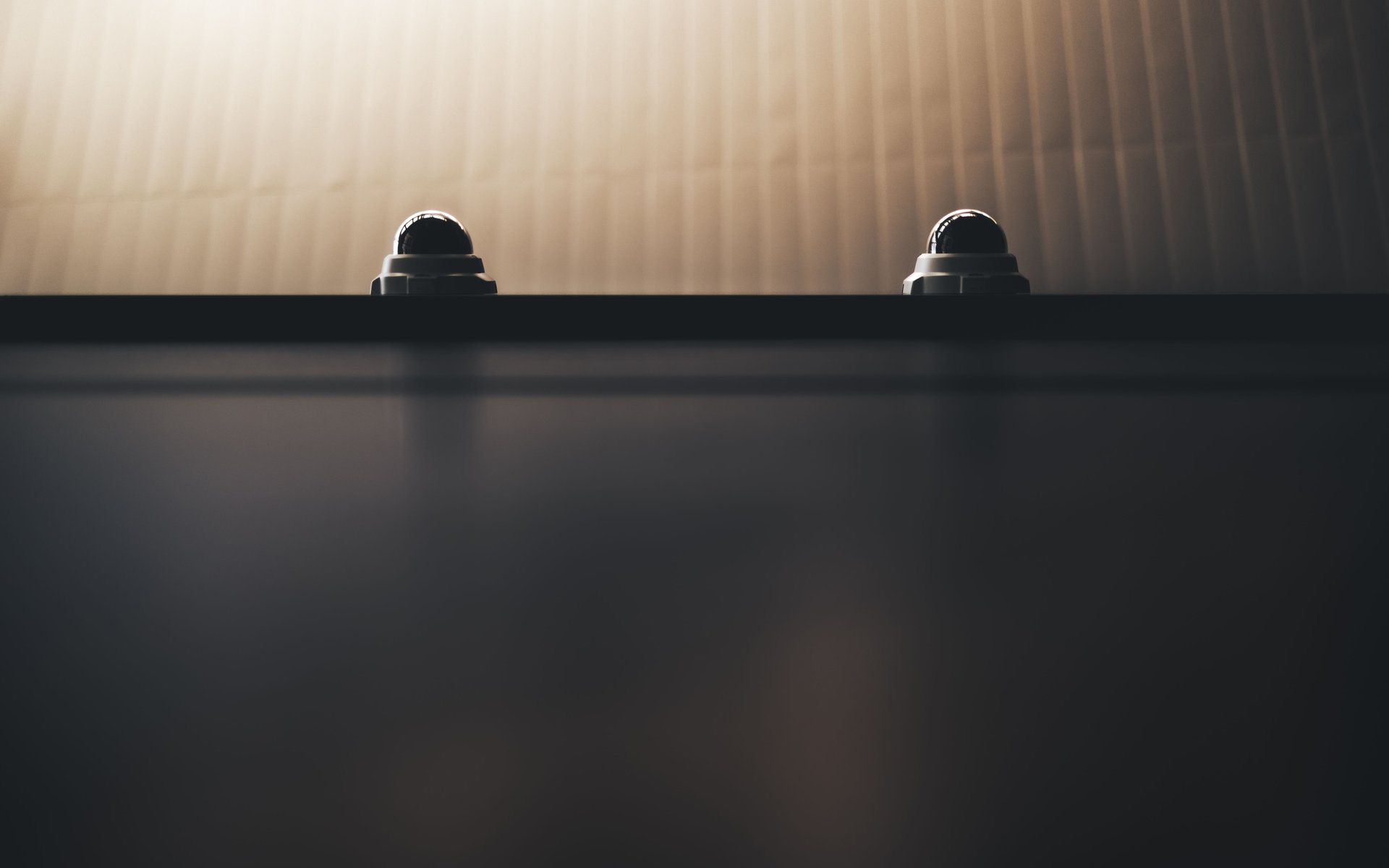Cámaras de seguridad IP montadas en fachada de edificio comercial bajo luz diurna