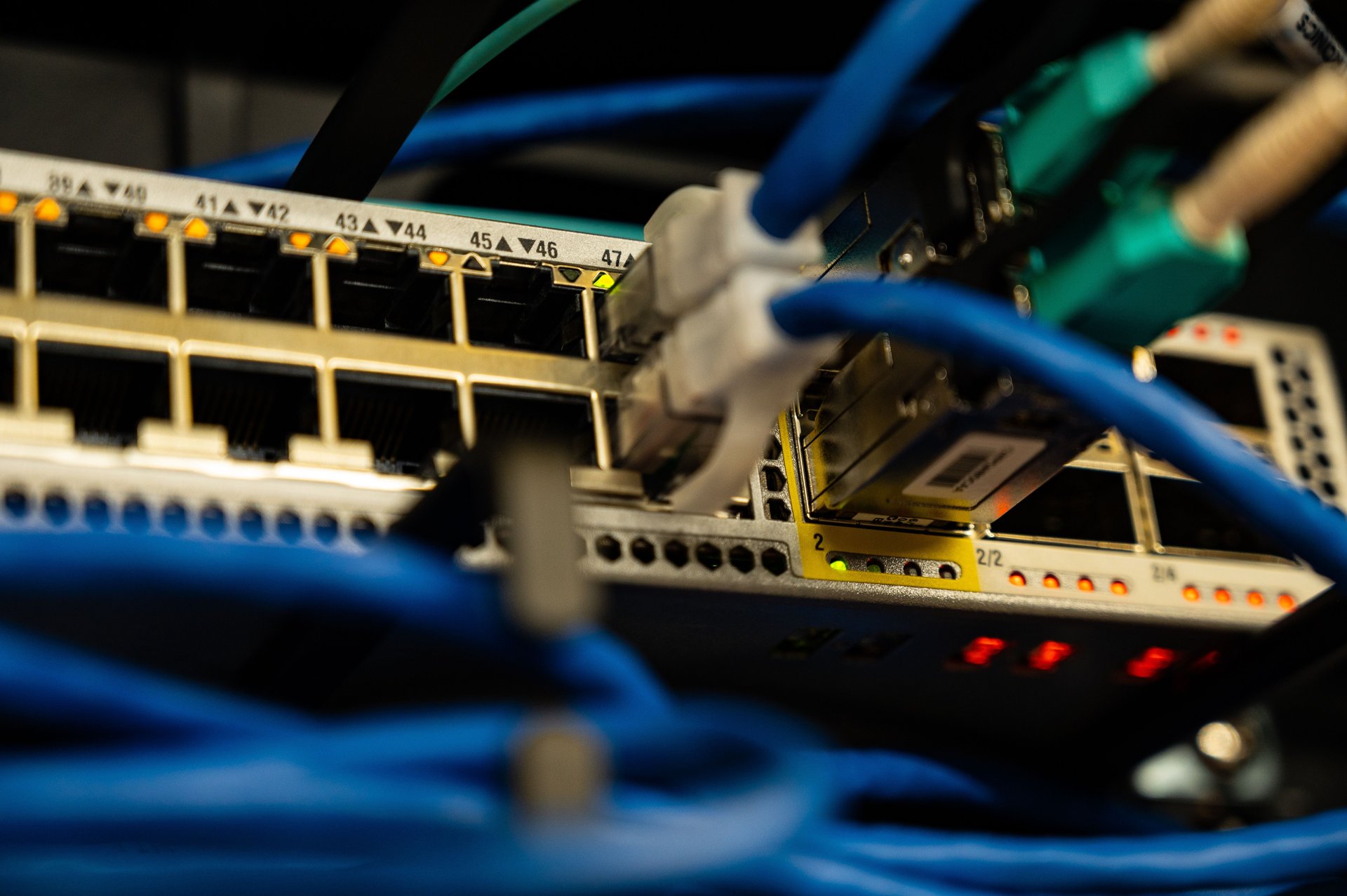 Cables Ethernet conectados a un switch de red — infraestructura de red comprometida de un DVR/NVR de CCTV