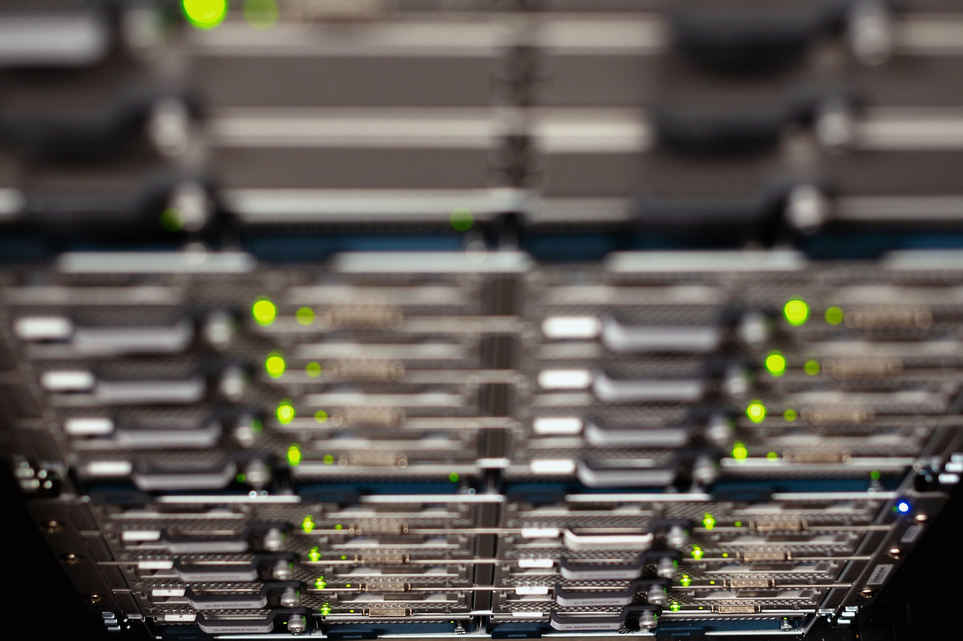 Vista aérea de switches de red en rack de data center con bandejas de cables, almacenamiento empresarial para sistemas de videovigilancia