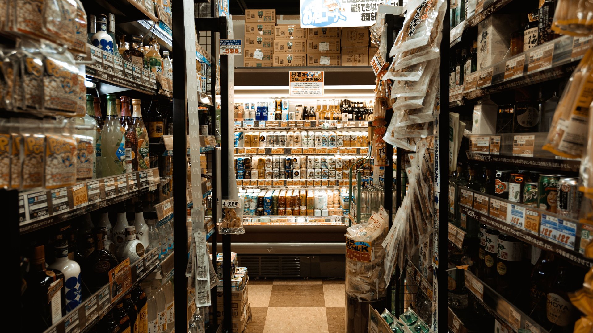 Pasillo de tienda retail con cámara domo CCTV visible en el techo, estantes con producto