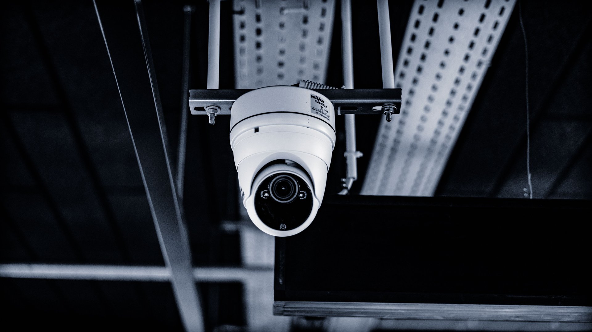 Cámara domo CCTV montada en techo institucional, vigilancia continua sobre infraestructura escolar