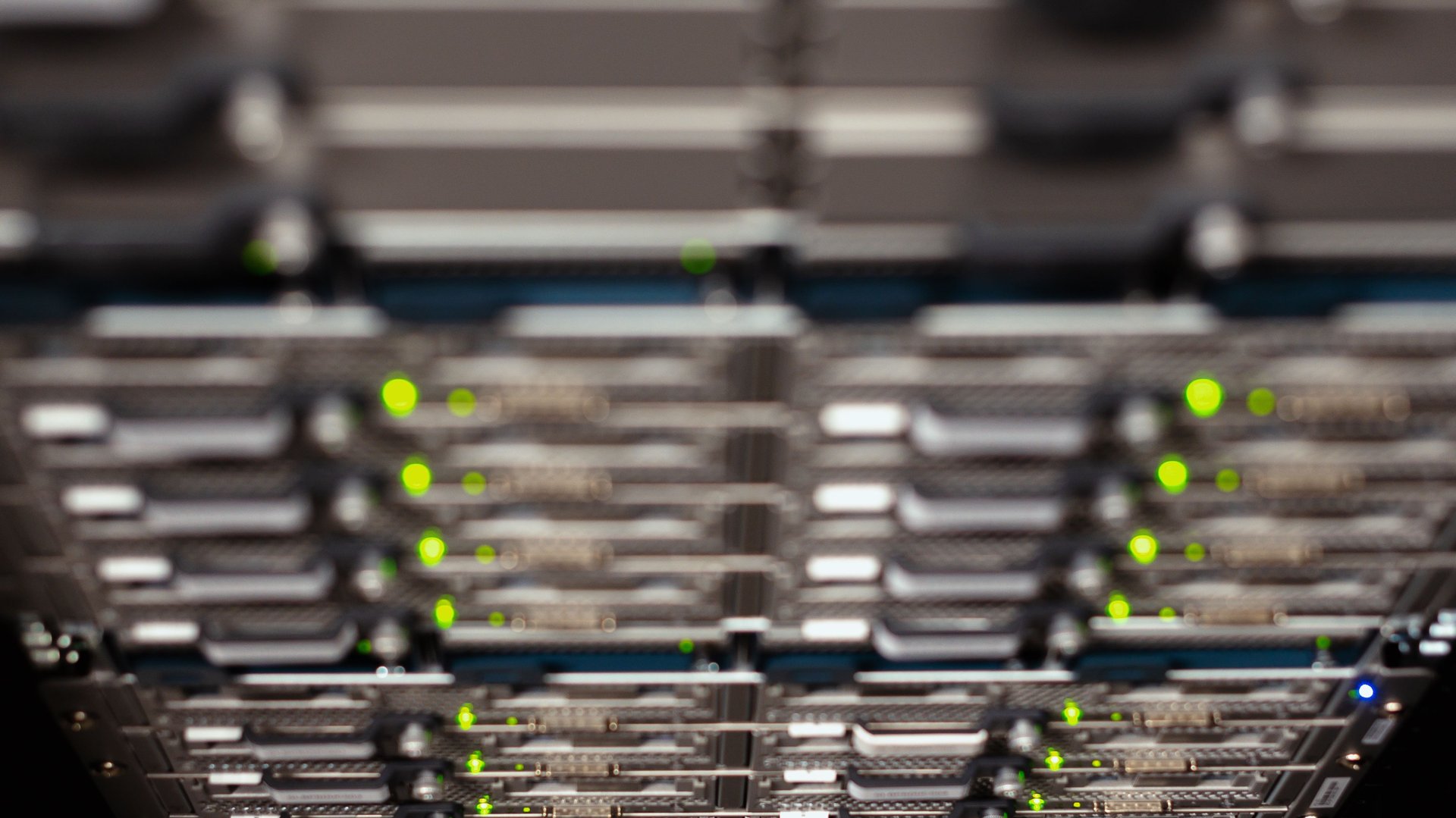 Vista abstracta de racks de servidores con luces LED verdes, infraestructura de cómputo edge o cloud