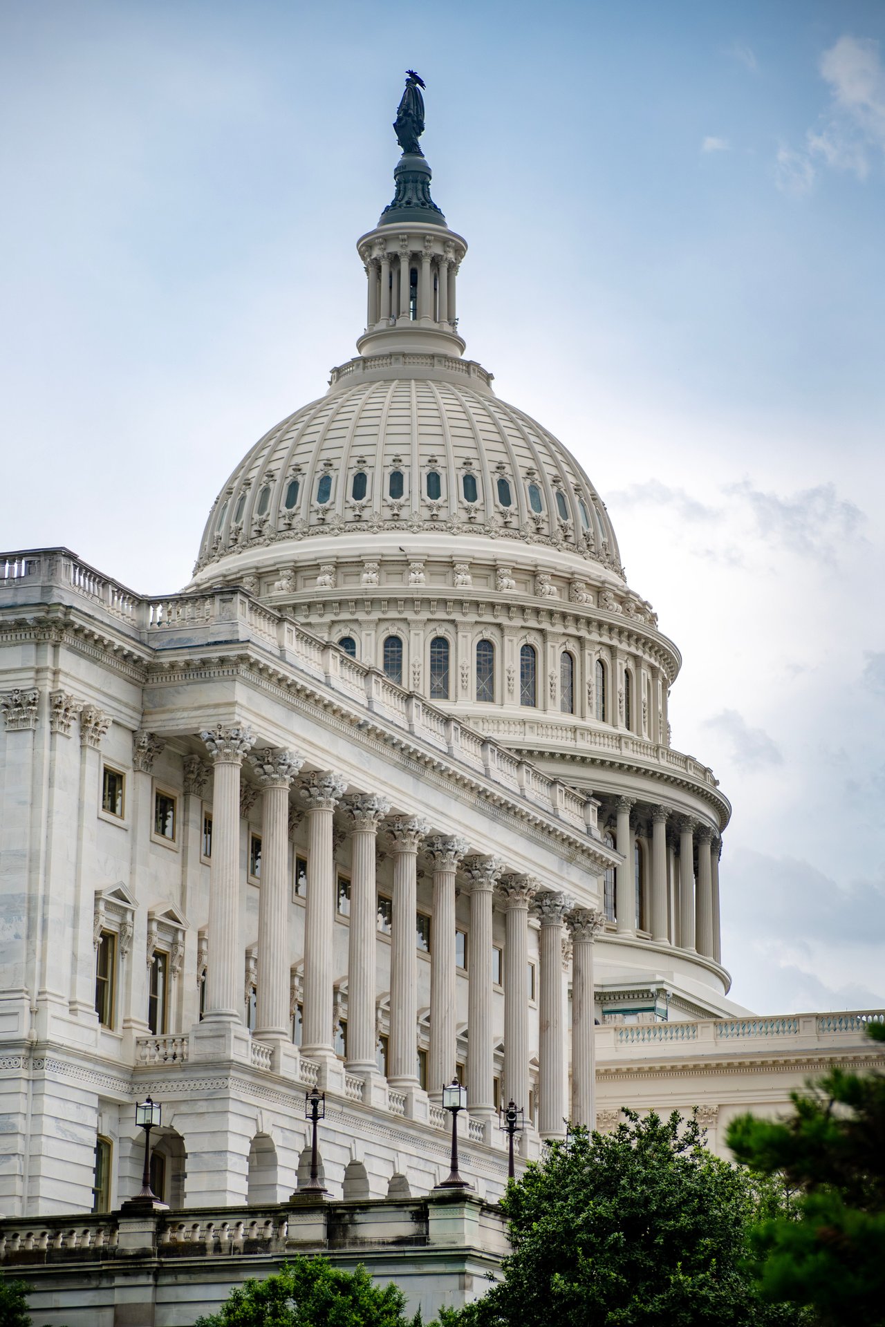Edificio del Capitolio de los Estados Unidos con columnas y domo — la frontera entre la regla de la FCC del 13 de octubre de 2026 y un contrato enterprise de CCTV firmado en LATAM