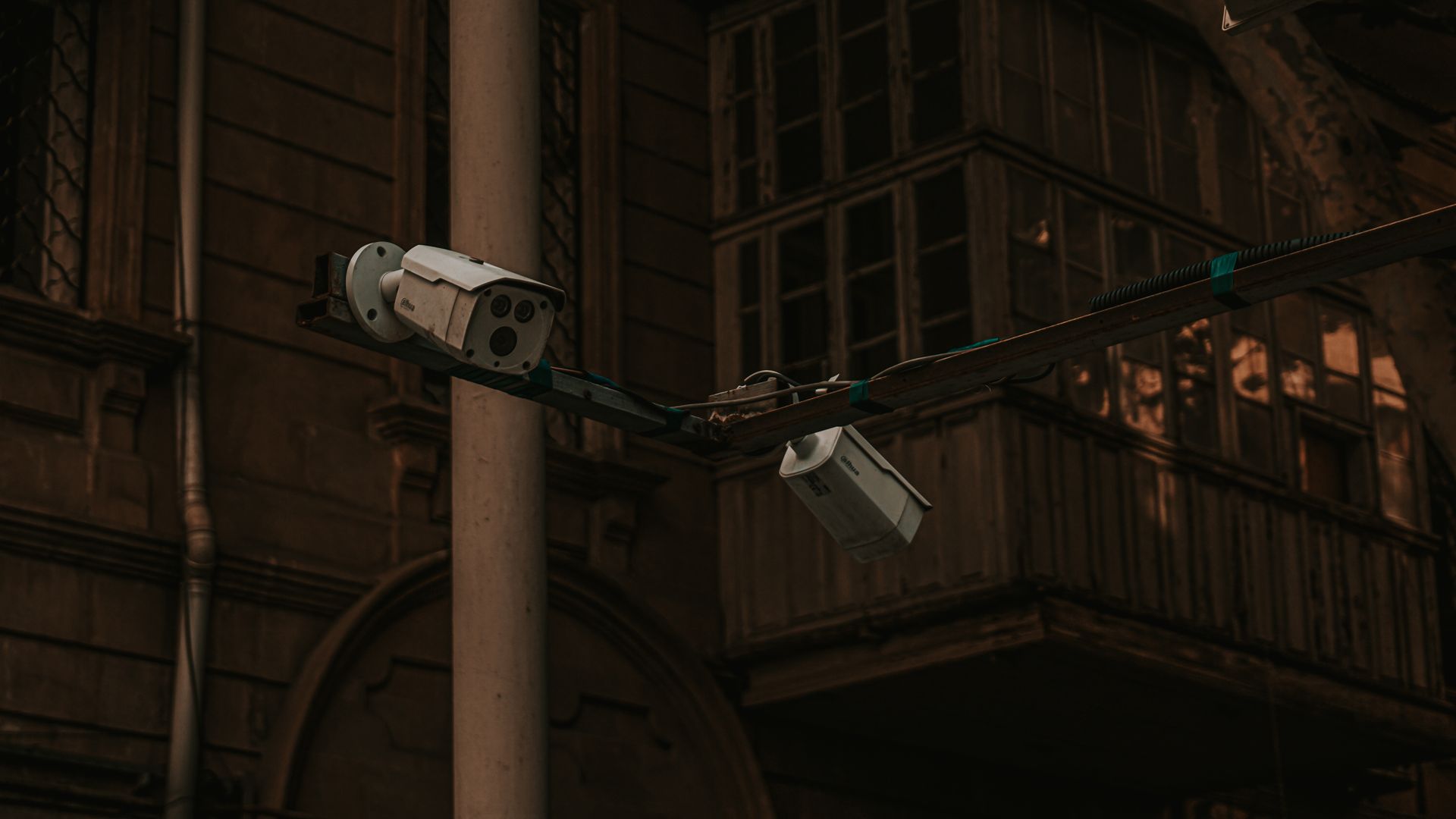 Cámara CCTV tipo bullet montada en poste metálico en entorno urbano, ilustrando el tema de cámaras ALPR bajo investigación federal