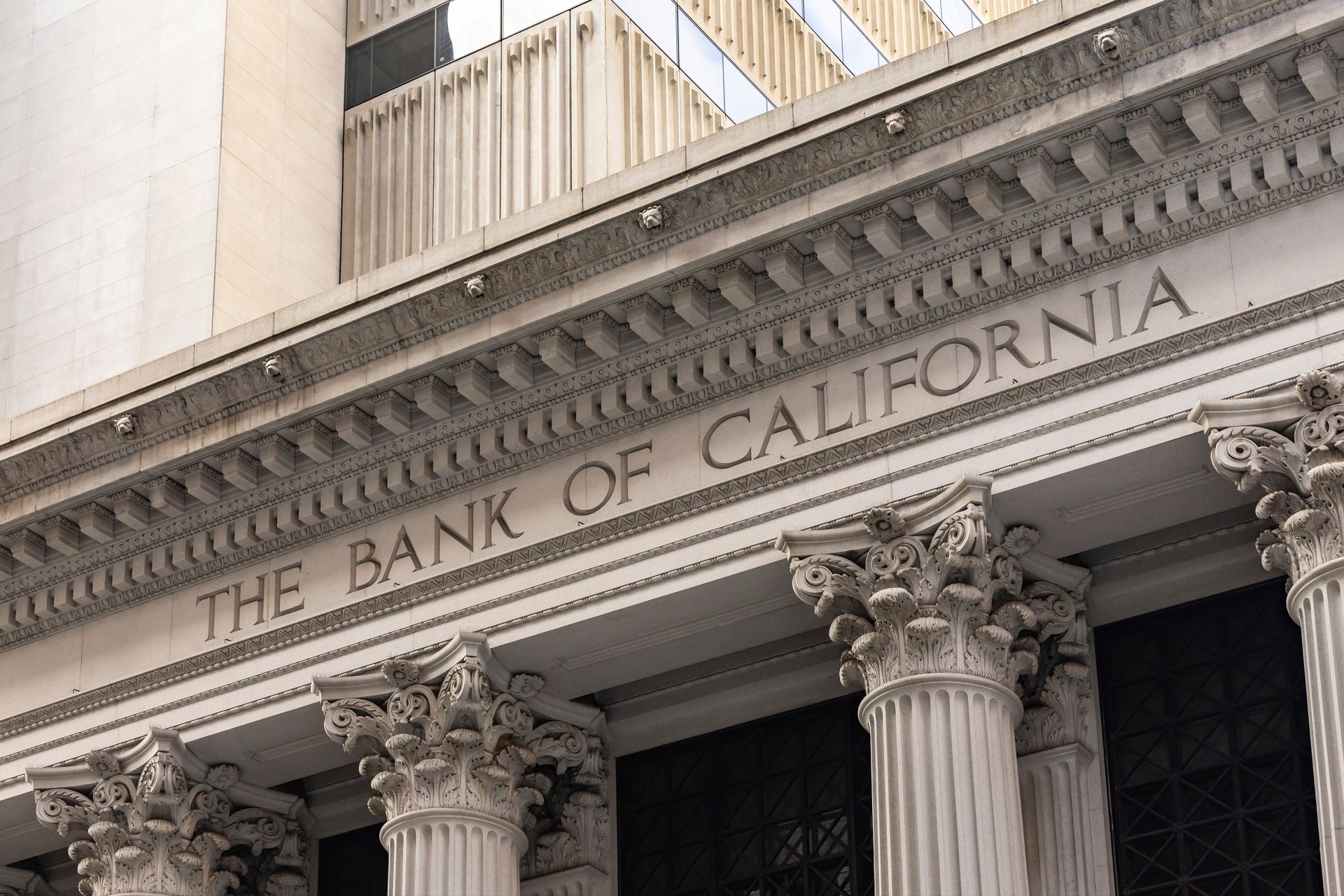 Detalle de la inscripción tallada en piedra 'THE BANK OF CALIFORNIA' con columnas corintias en el Centro Cívico de San Francisco