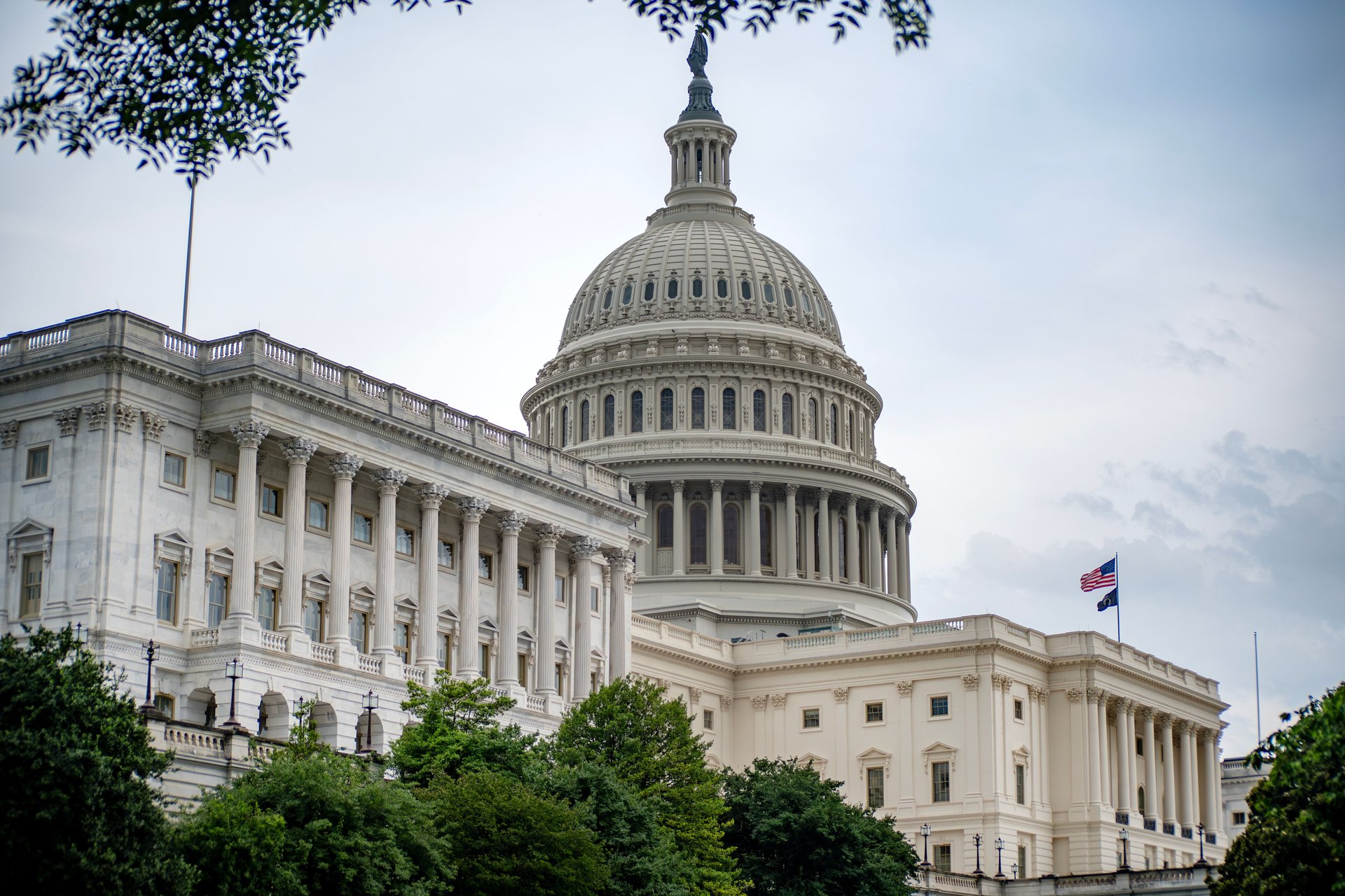 Cúpola del Capitolio de Estados Unidos al atardecer, vista frontal — arquitectura legislativa federal